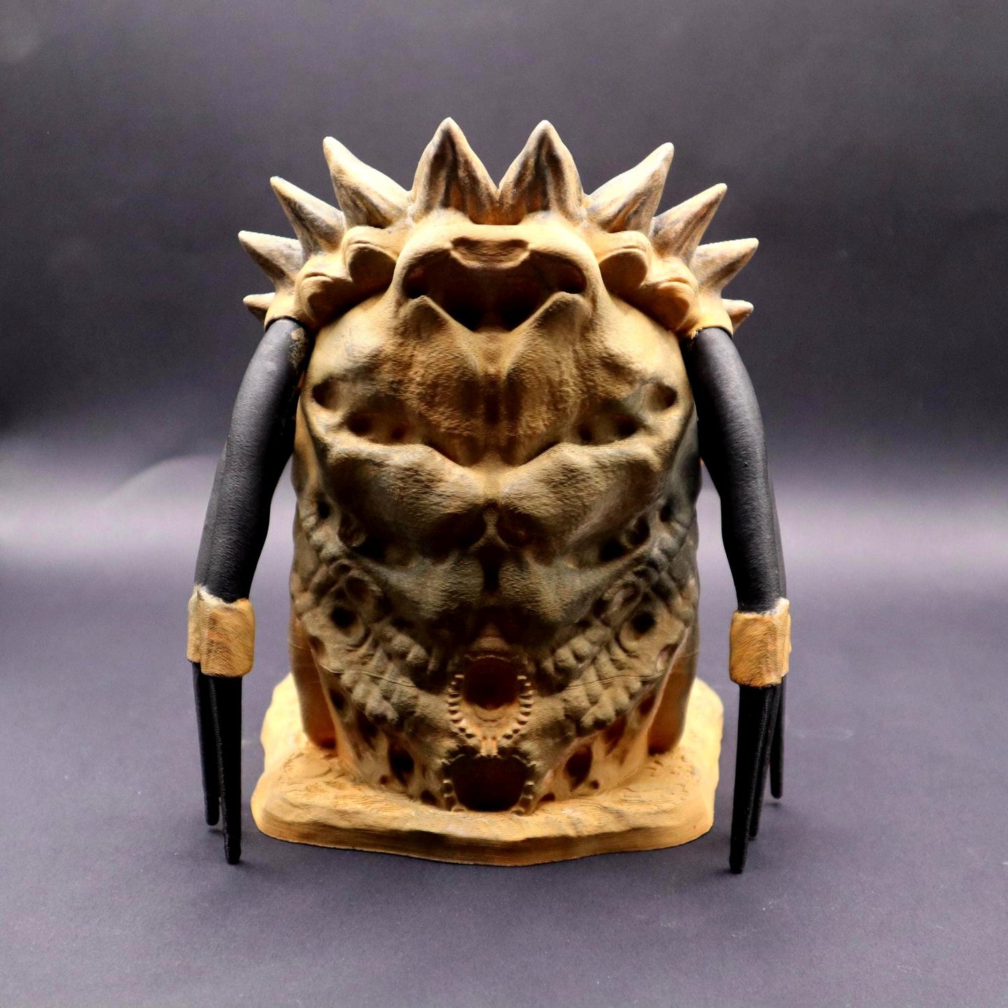 Alien Predator Dice Tower with Free Dice Set (dice colors vary) | Sci-Fi Dice Roller for TTRPG | Unique Design | D&D Gift for Gamers