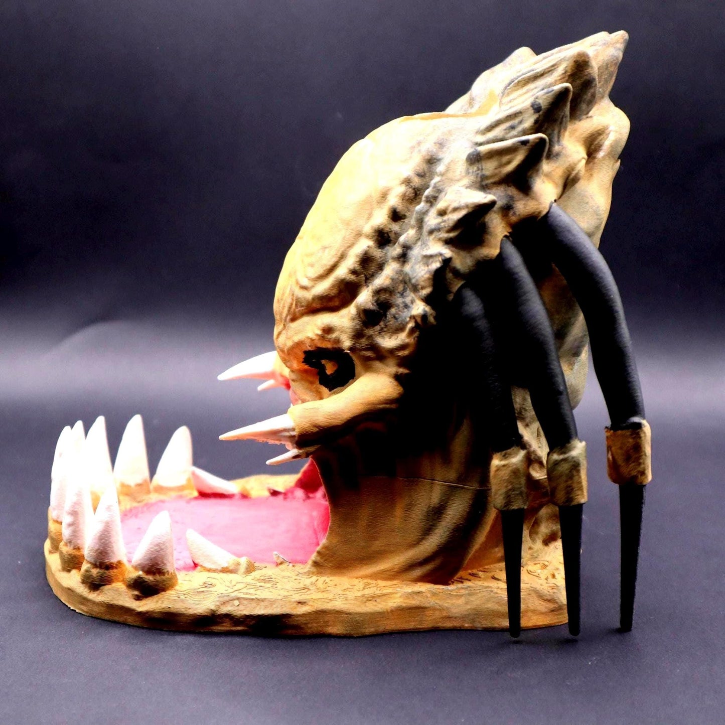 Alien Predator Dice Tower with Free Dice Set (dice colors vary) | Sci-Fi Dice Roller for TTRPG | Unique Design | D&D Gift for Gamers